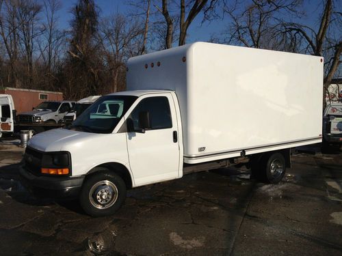 2004 chevy box truck (new condition!) - $11995 (walled lake, mi.)