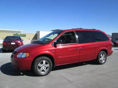 2005 red v6 leather sunroof dvd miles:43k special edition minivan