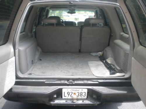 2000 Chevy Tahoe Limited, image 2