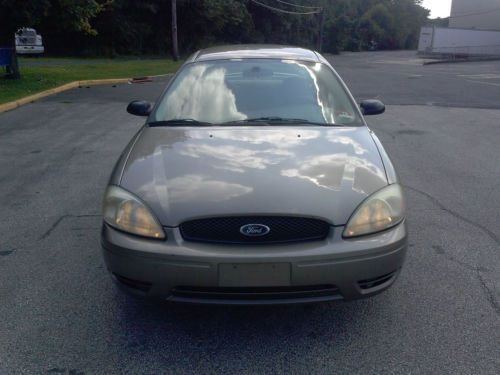 2004 ford taurus--super clean--runs great--low reserve