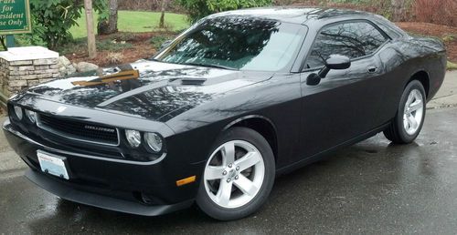 2010 dodge challenger - low miles, very good condition