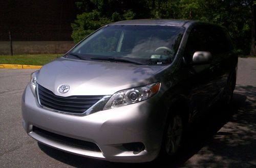2012 toyota sienna le mini passenger van 5-door 3.5l