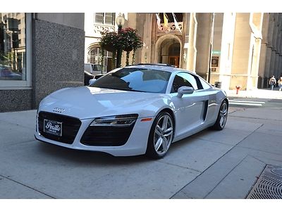 2014 r8 - 6 speed manual transmission, navigation, ipod...