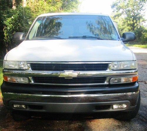 2004 white chevrolet suburban 1500 lt sport utility 4-door 5.3l