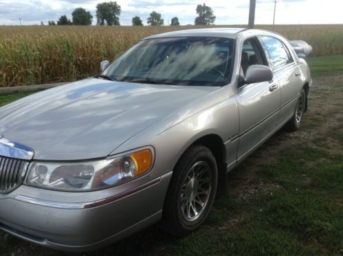 2001 lincoln town car signature sedan 4-door 4.6l leather power everywhere tires