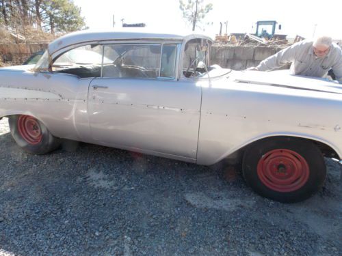 1957 chevy bel air - 2 door - hard top - 350 motor - restorable-classic looking