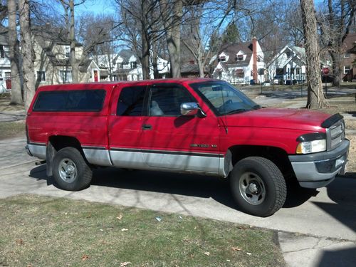 1997 dodge ram 1500 slt extended cab 4 wd w/newer cap.