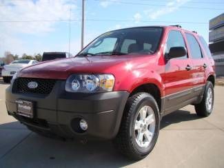 2007 red ford escape xlt, fwd!! great mpg!! must see! runs great!! must see!!