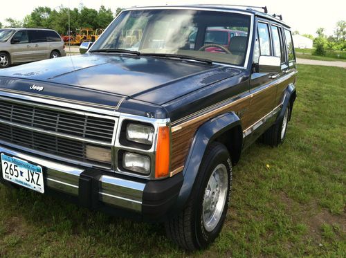 1988 jeep grand wagoneer**old school jeep**super clean**low miles**no reserve