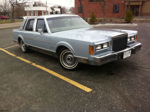1989 lincoln town car signature sedan 4-door 5.0l