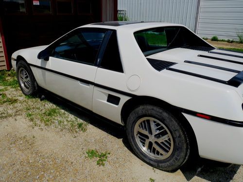 1988 fiero gt coupe, nice condition!  low miles! vintage pontiac! great mileage