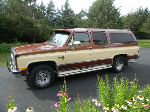 Awsome 1986 suburban silverado 20 beautiful condition with low miles