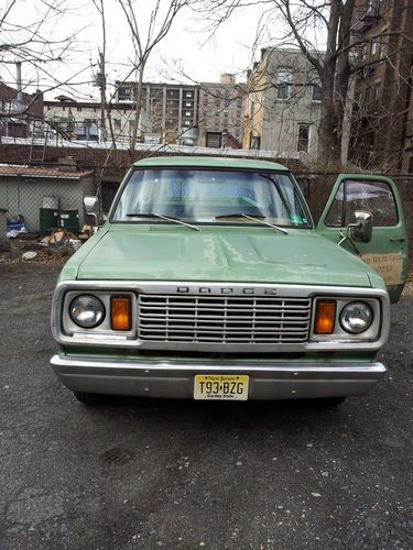 1978 dodge d100  green step side 8 ft pickup standar 4 speed 4b carb