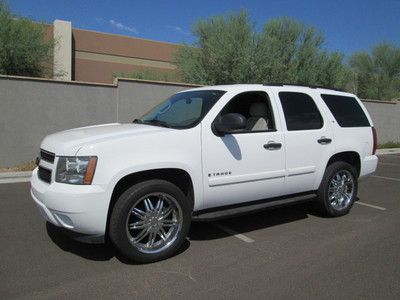 2007 white v8 automatic miles:66k 3rd row suv