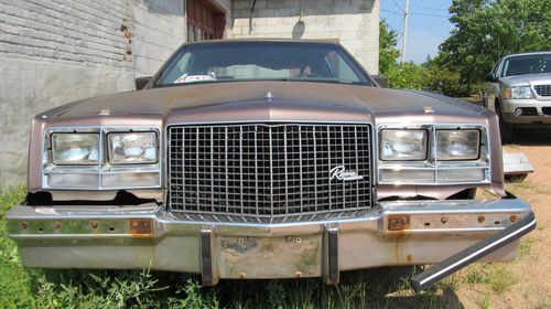 1983 buick riviera luxury coupe 2-door 5.0l