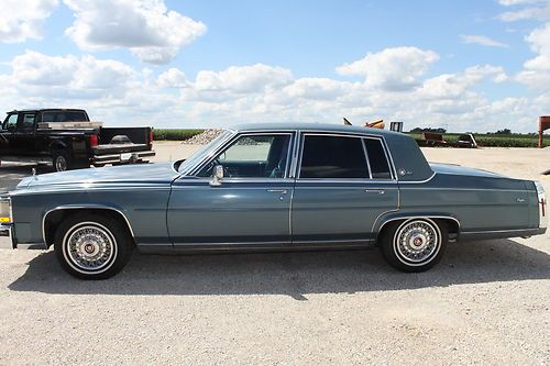 Cadillac fleetwood brougham 1987    no reserve