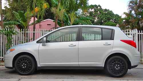 Silver 2008 nissan versa s hatchback 4-door 1.8l kenwood stereo bluetooth usb