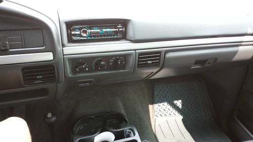 1993 Ford F-150 XLT Standard Cab Pickup 2-Door 6CYL 4.9L 4X4, 84.500 ORIG MILES, image 2