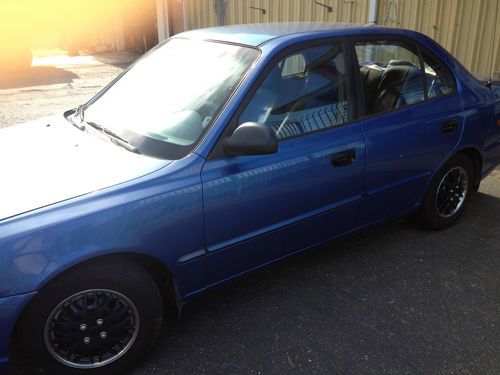 2002 hyundai accent gl sedan 4-door 1.6l