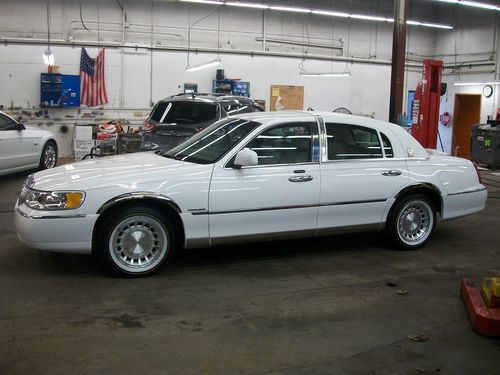 2002 lincoln town car 24000 miles presidential edition