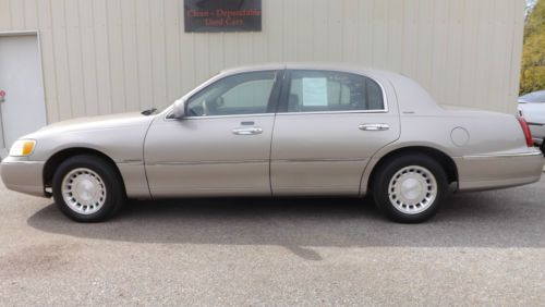 2000 Lincoln Town Car Signature Sedan 4-Door 4.6L, image 2