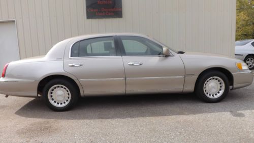 2000 Lincoln Town Car Signature Sedan 4-Door 4.6L, image 3