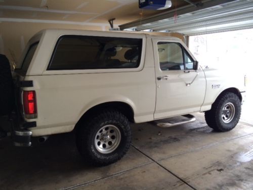 Ford bronco custom 1989 v8 white