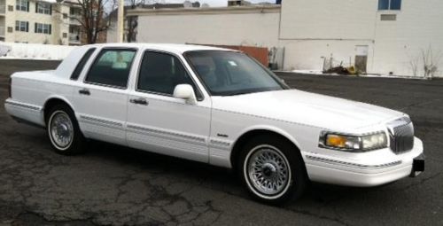 1997 lincoln town car executive sedan 4-door 4.6l excellent condition!