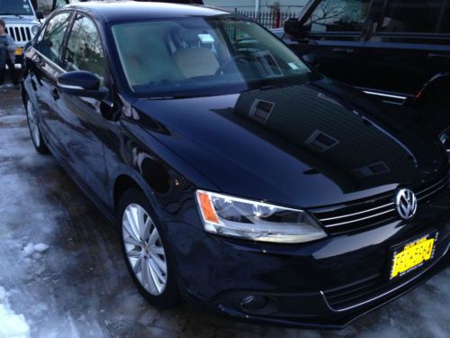 2011 volkswagon jetta sel with nav/heated seats +++