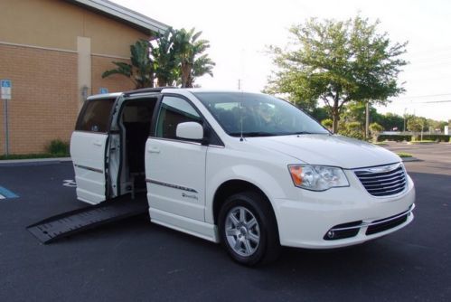 2011 chrysler town country, braun wheelchair handicap van, only 3k miles