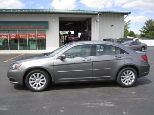 2013 chrysler 200!  low miles!