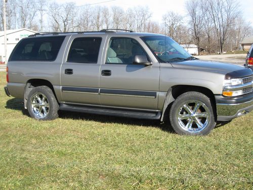 2003 suburban 4x4 third row seating super nice kept in heated garage