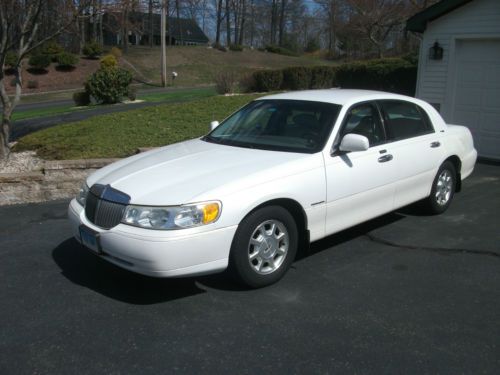 2002 lincoln town car signature touring sedan