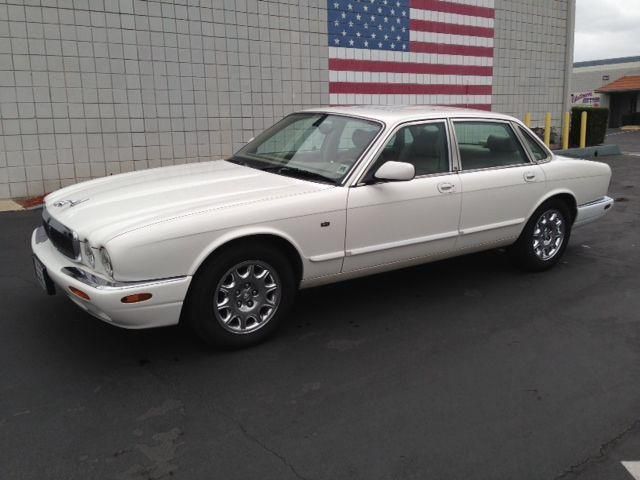 Jaguar xj8 base sedan 4-door