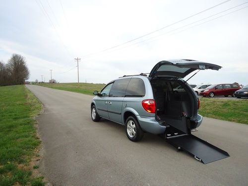 2005 dodge caravan sxt wheelchair/handicap ramp van rear entry conversion