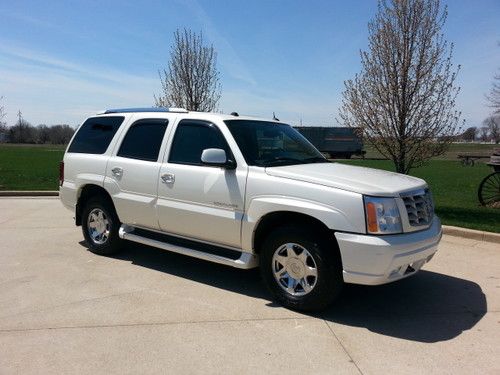 2005 cadillac escalade white