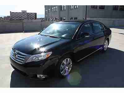 2012 Toyota Avalon Black on Black Leather LOW MILES Backup Camera NO RESERVE !!!, image 3