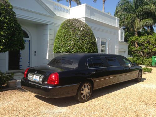 Pristine 2011 lincoln limousine