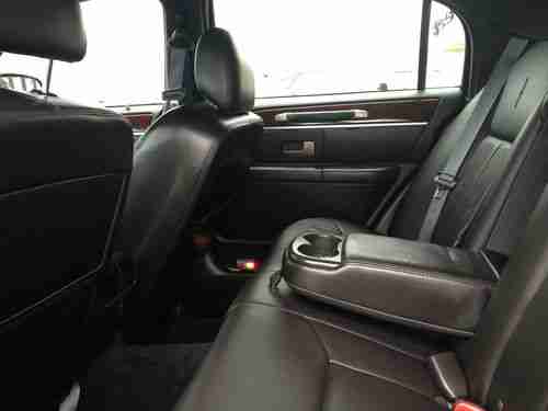 2009 Lincoln Town Car Signature Limited Sedan 4-Door 4.6L, image 2