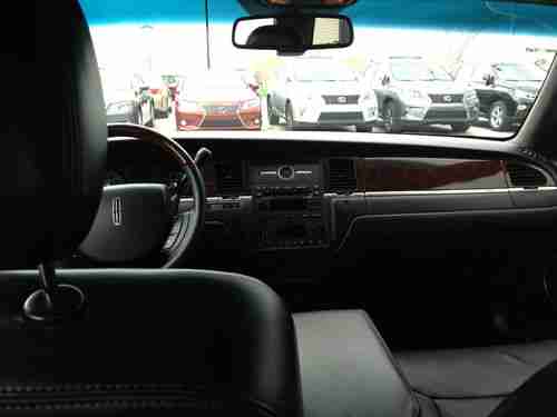 2009 Lincoln Town Car Signature Limited Sedan 4-Door 4.6L, image 4