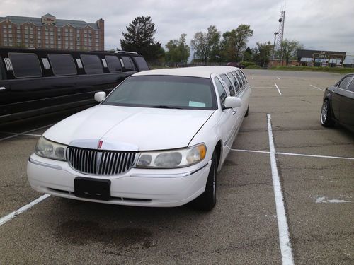 2002 lincoln town car executive limousine 4-door 4.6l