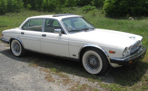 Xj6 jaguar    4 door sedan    s.s.wire wheels  super clean  mint