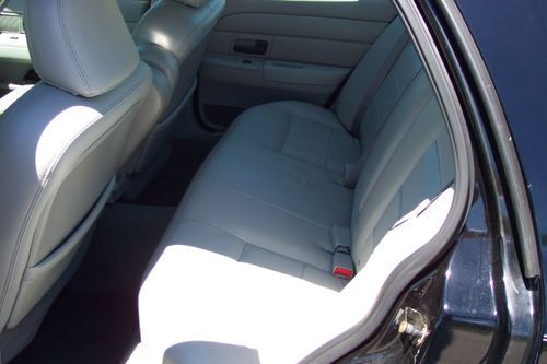 2004 Ford Crown Victoria LX Senior Citizen 1 Owner Only 23,000 Miles, image 13