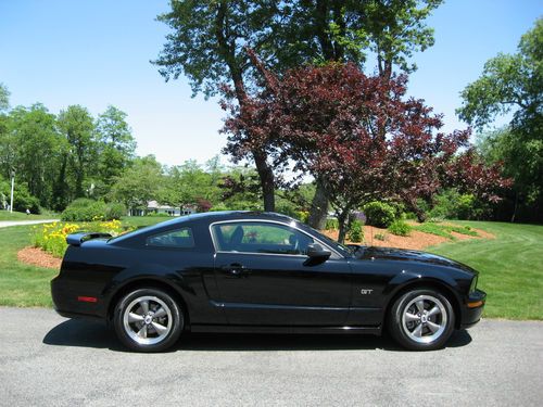 Mustang gt premium : impeccable - only 3,600 miles ! black over black &amp; 5 speed