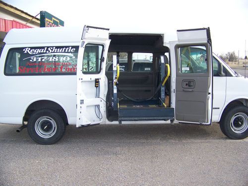 2001 Chevrolet Express 3500 w/ Wheelchair lift. Passenger or Cargo van, image 3