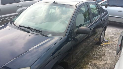 2004 ford focus se great condition!!