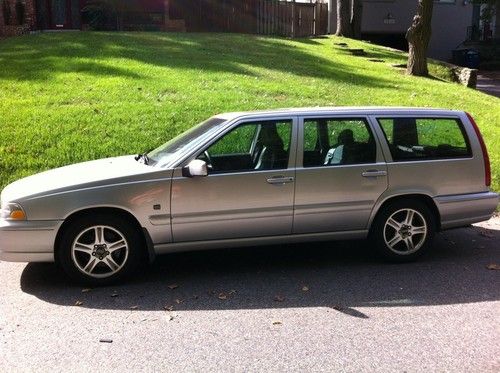 V70 r awd wagon 4-door 2.3 l