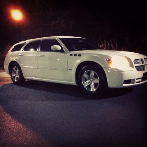 2006 dodge magnum , white,  3.5l sxt