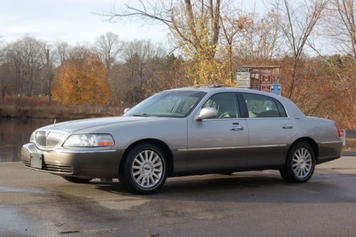 2003 Lincoln Town Car Signature Series 4-Door 4.6L EFI V8 Engine Electronic Auto, image 2