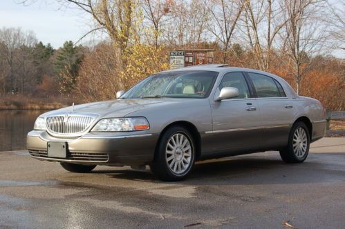 2003 Lincoln Town Car Signature Series 4-Door 4.6L EFI V8 Engine Electronic Auto, image 3
